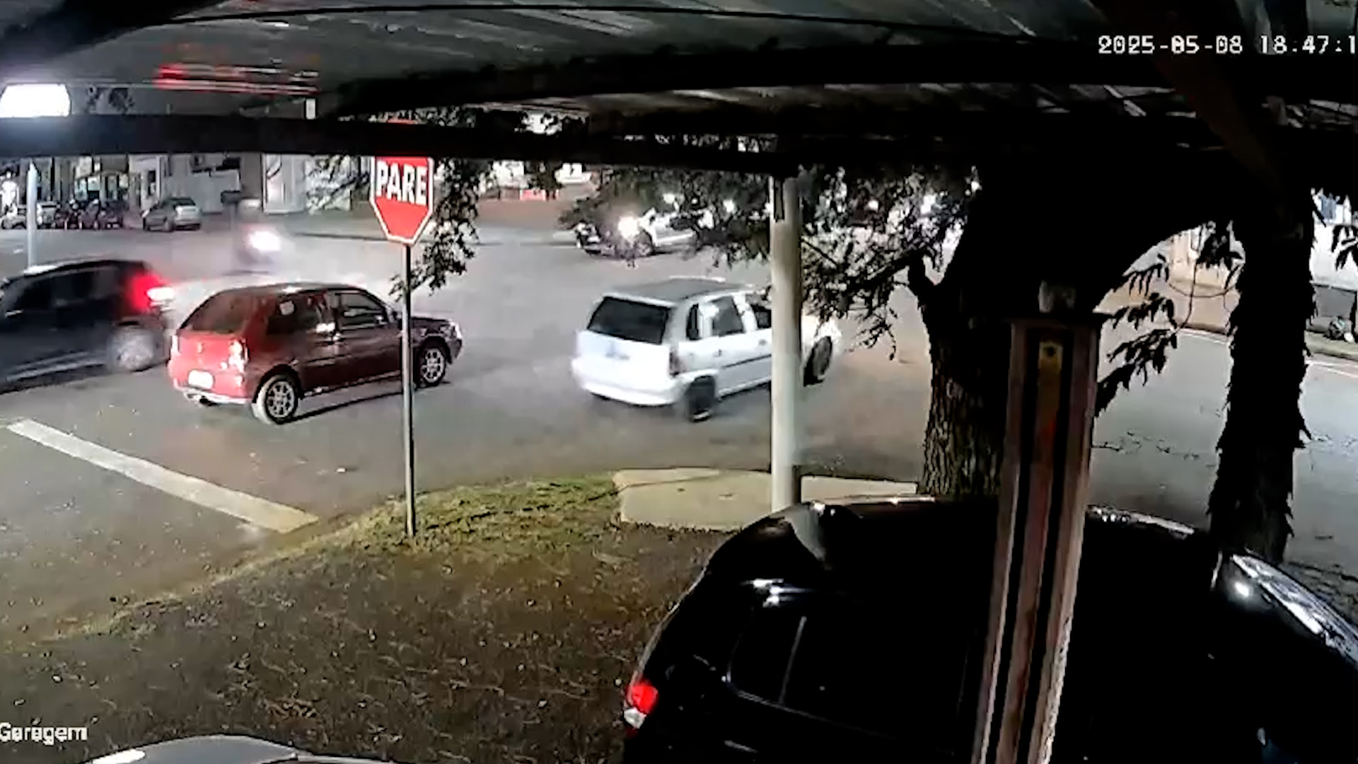 "Que bordoada": Imagem flagra forte batida entre carro e moto no Bairro São Cristóvão