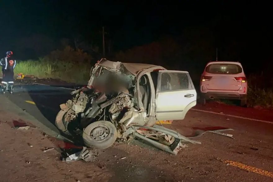 Identificadas as quatro vítimas fatais de grave colisão na BR-487 em Tuneiras do Oeste; veja como ficou a cena do acidente