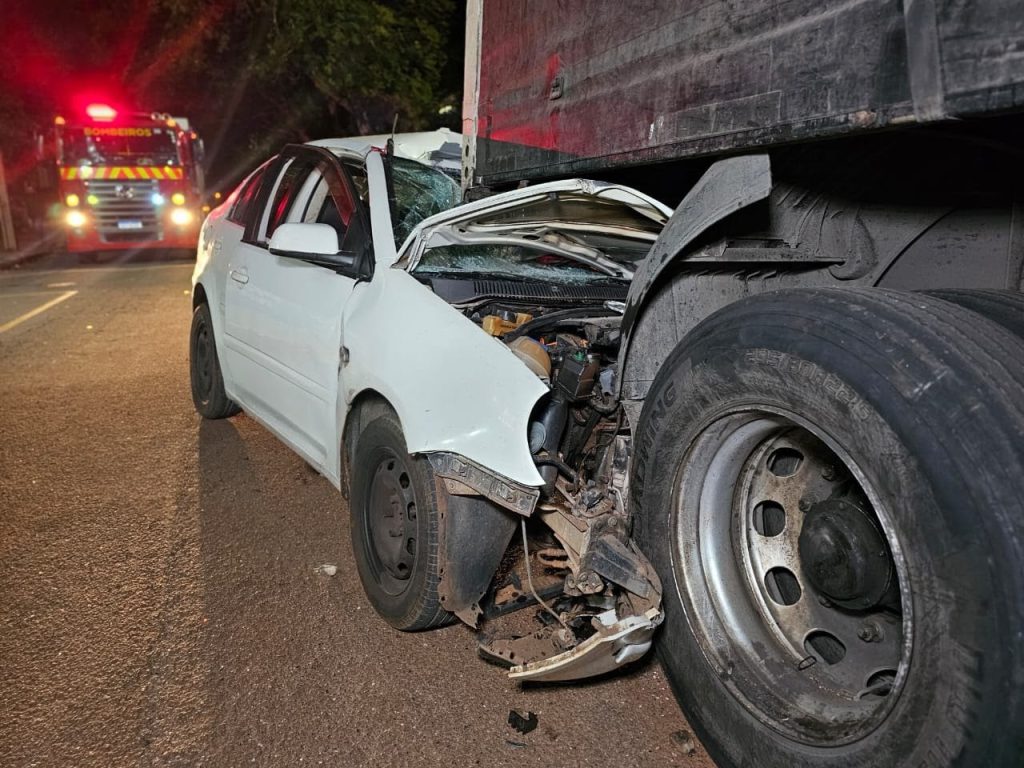Jovem fica gravemente ferido após atingir carro em traseira de carreta estacionada em Maringá Jovem fica gravemente ferido após atingir carro em traseira de carreta estacionada em Maringá