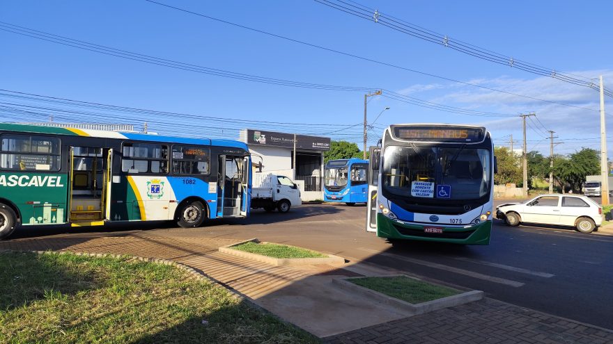 Gol e ônibus colidem no Terminal Nordeste em Cascavel e causam congestionamento no transporte coletivo