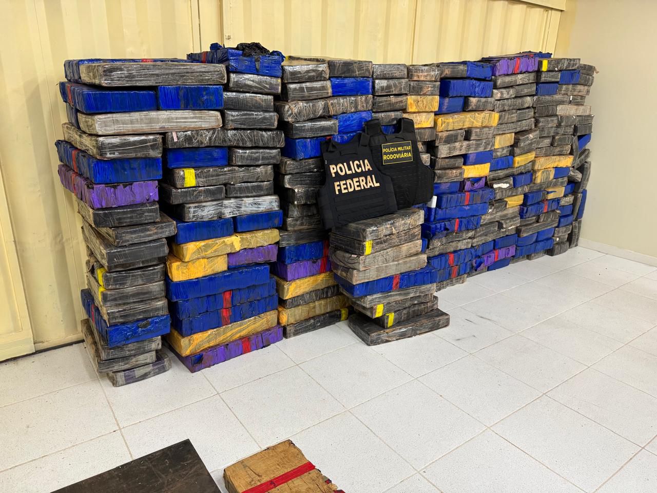 Cão farejador auxilia na apreensão de 4.410 kg de maconha