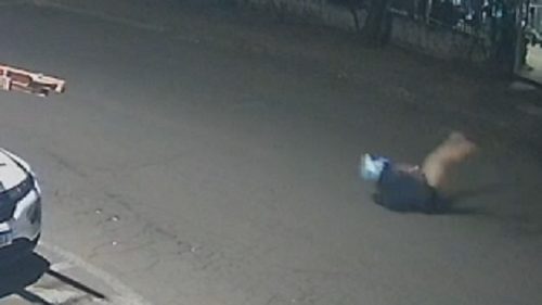 Câmera flagra motociclista sendo arremessado em forte batida no São Cristóvão Imagem referente a Câmera flagra motociclista sendo arremessado em forte batida no São Cristóvão