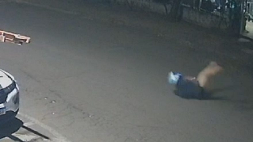 Câmera flagra motociclista sendo arremessado em forte batida no São Cristóvão