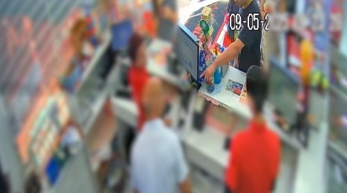 Câmeras flagram roubo em farmácia no bairro Maria Luiza; assaltante foi preso pela PM Imagem referente a Câmeras flagram roubo em farmácia no bairro Maria Luiza; assaltante foi preso pela PM