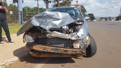 Carro e caminhão se envolvem em colisão no Trevo da Portal, em Cascavel Imagem referente a Carro e caminhão se envolvem em colisão no Trevo da Portal, em Cascavel