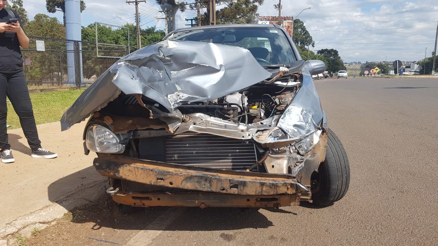 Carro e caminhão se envolvem em colisão no Trevo da Portal, em Cascavel