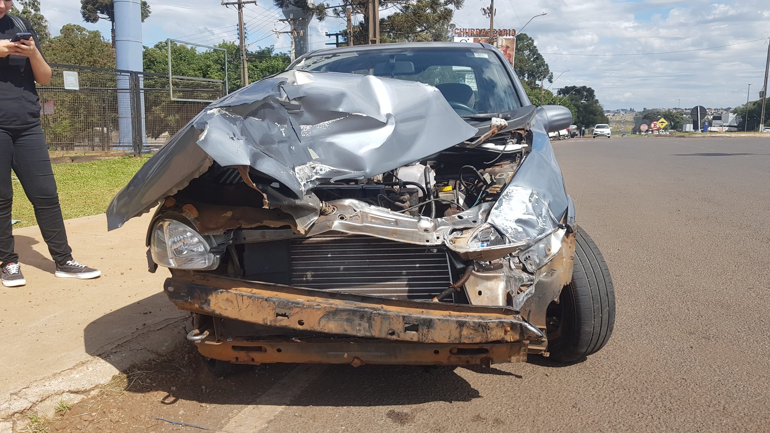Carro e caminhão se envolvem em colisão no Trevo da Portal, em Cascavel