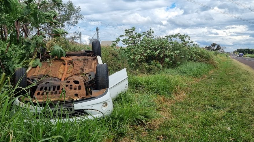 Peugeot capota na rodovia BR-277, entre Cascavel e Santa Tereza do Oeste