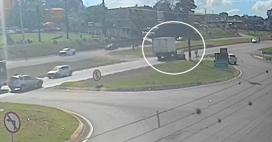 Câmera de segurança flagra momento exato de colisão entre carro e caminhão no Trevo da Portal