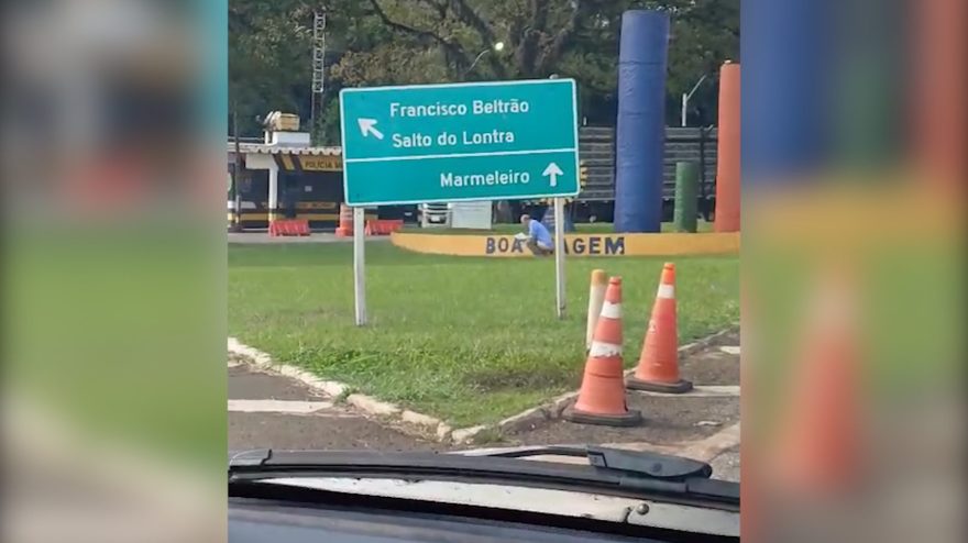Motorista enfrenta ‘problema’ durante congestionamento na PR-180 e desce do veículo para defecar