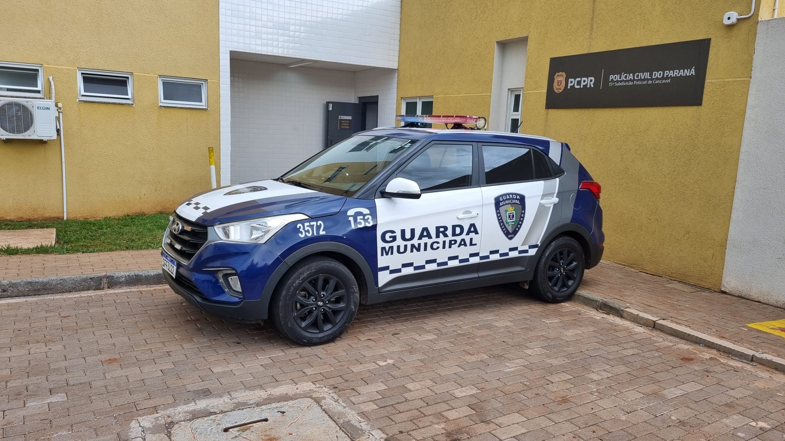 Homem é preso após ameaçar companheira com facão no Brasmadeira
