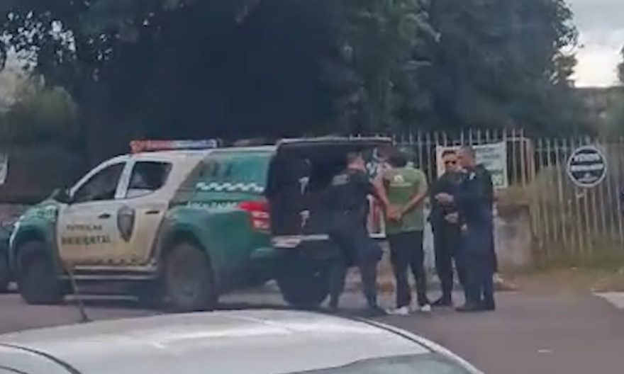 Homem surta durante carona com a mãe, chuta o carro e é detido pela Guarda Municipal em Cascavel