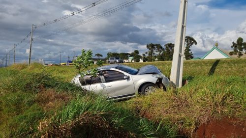Condutora perde o controle e bate Sandero em poste na BR-277, em Cascavel Imagem referente a Condutora perde o controle e bate Sandero em poste na BR-277, em Cascavel