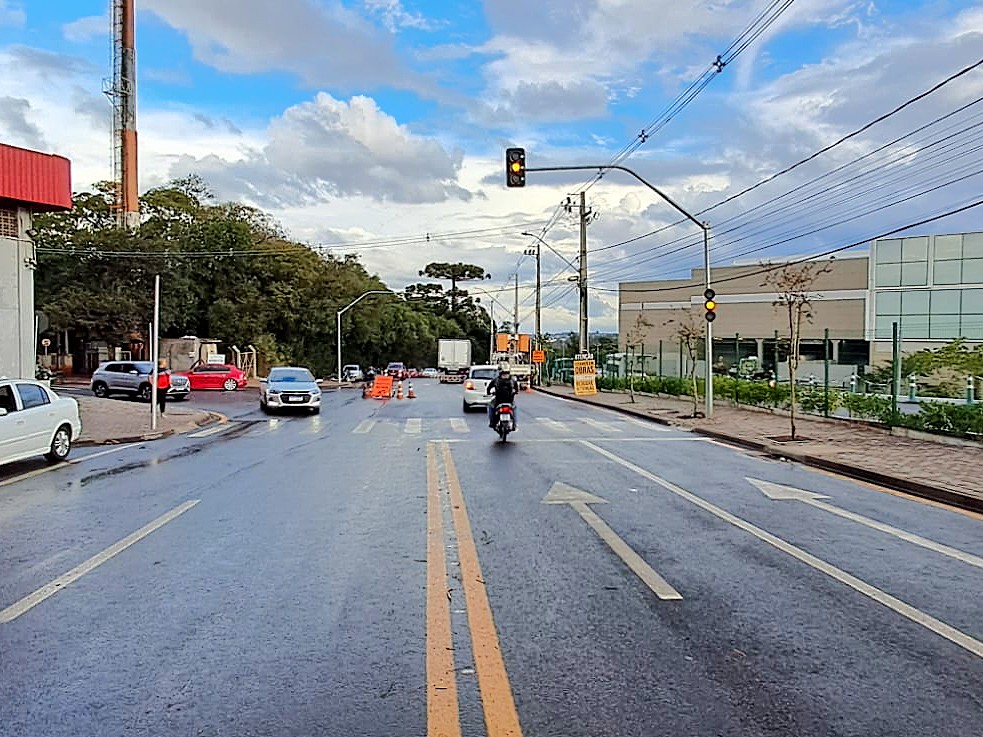 Semáforo é instalado no cruzamento da Jacarezinho com Fortunato Bebber