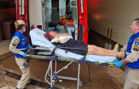 Mulher fica ferida após escorregar na arquibancada do Ciro Nardi, em Cascavel Imagem referente a Mulher fica ferida após escorregar na arquibancada do Ciro Nardi, em Cascavel
