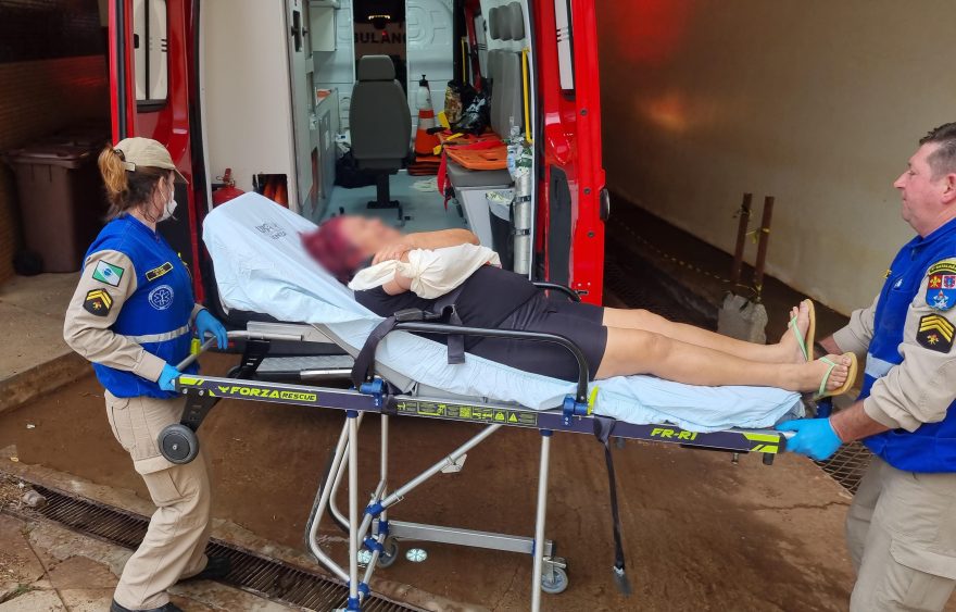 Mulher fica ferida após escorregar na arquibancada do Ciro Nardi, em Cascavel