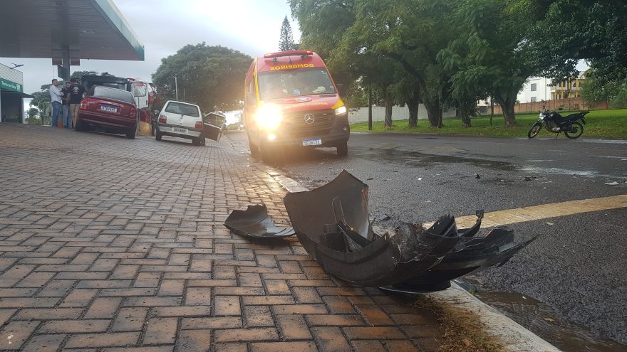 Idosa é socorrida pelo Siate após acidente entre Uno e Tiida na Rua Manaus