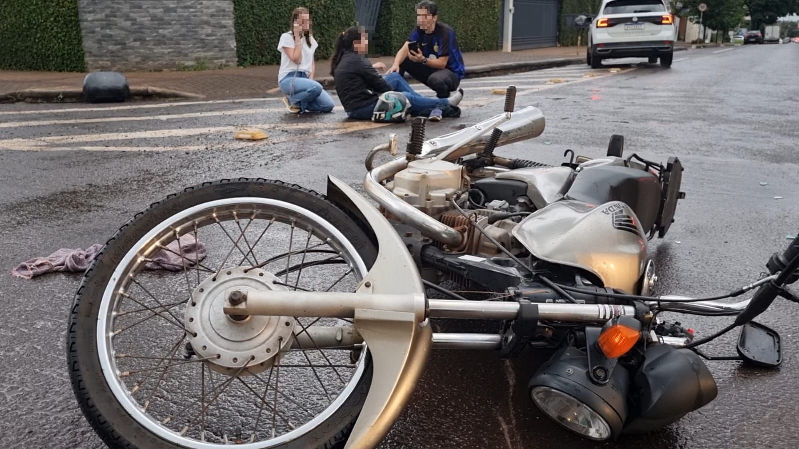 Motociclista fica ferida em acidente na Rua Maranhão