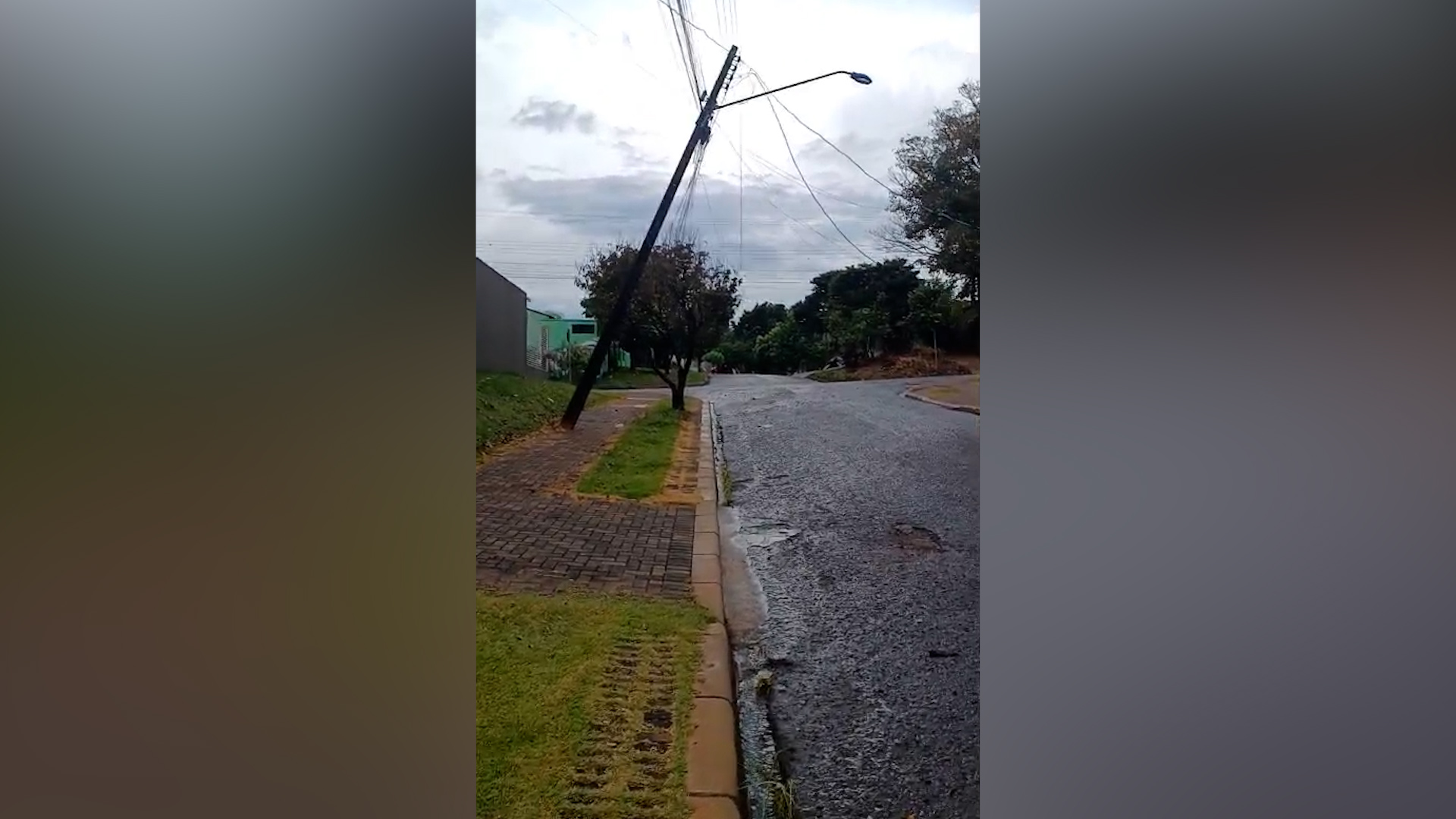 Rajada de vento quase derruba poste e danifica muro no Bairro Morumbi