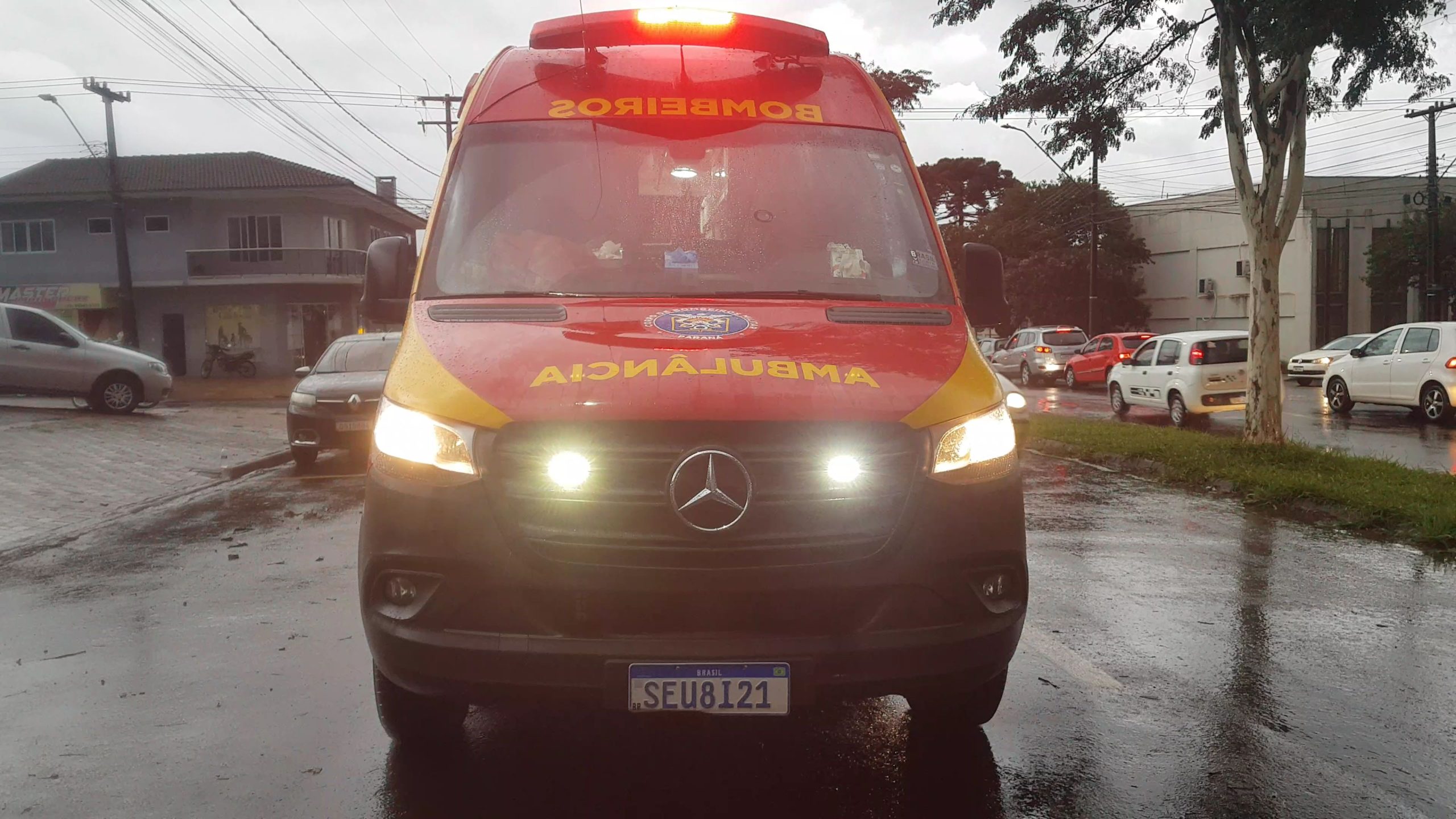 Rapaz de 26 anos fica ferido após acidente na Avenida Rocha Pombo em Cascavel
