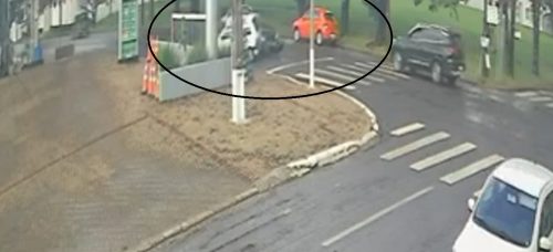 Câmera registra momento em que Fiat Uno quase capota em acidente na Rua Manaus Imagem referente a Câmera registra momento em que Fiat Uno quase capota em acidente na Rua Manaus