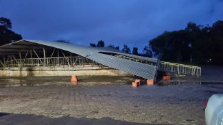 Temporal provoca desabamento de telhado na Ceasa de Cascavel