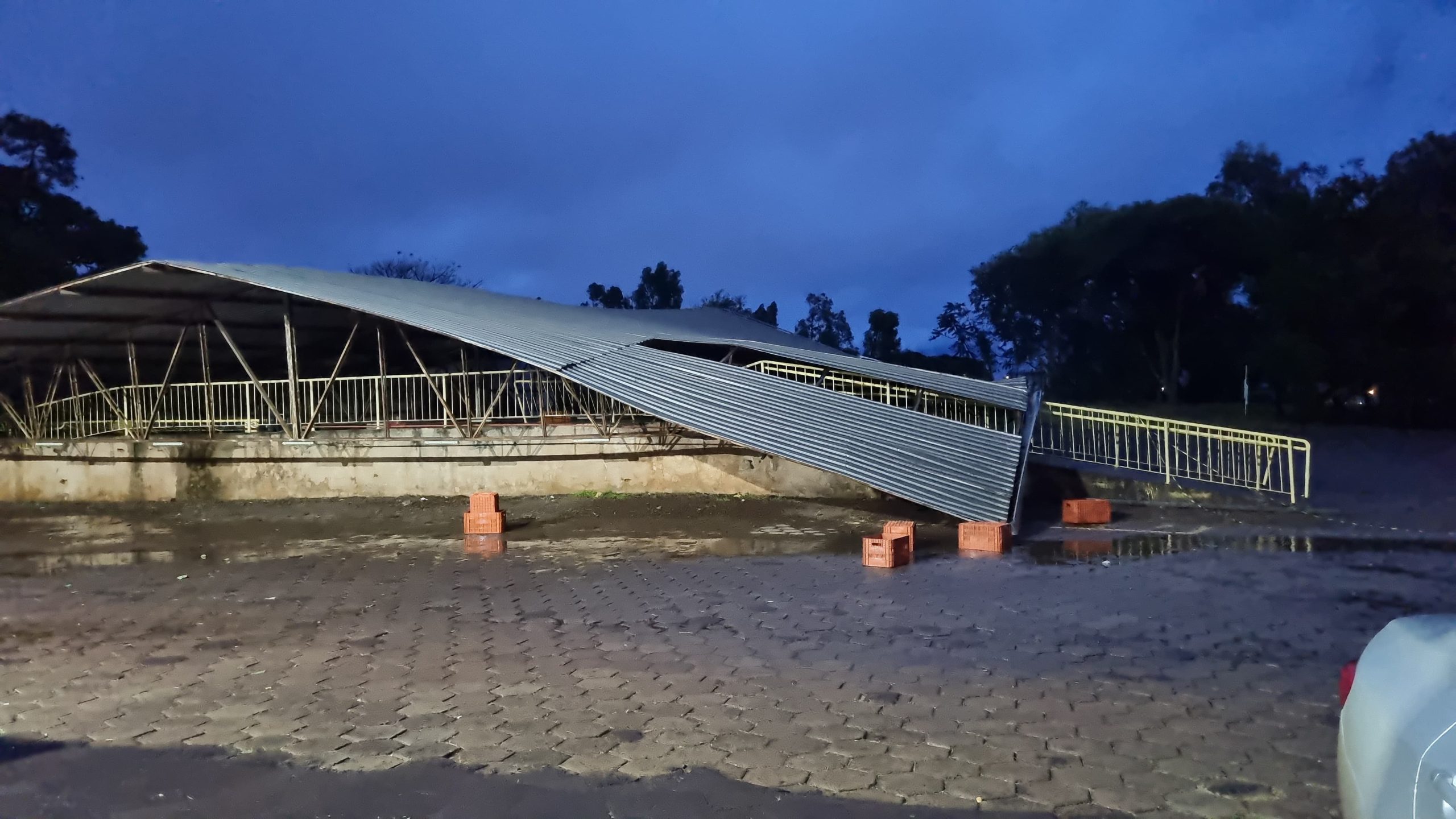 Temporal provoca desabamento de telhado na Ceasa de Cascavel