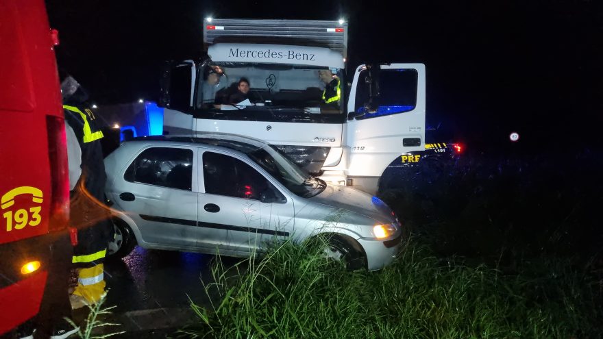 Celta e caminhão se envolvem em acidente na BR-467 em Cascavel