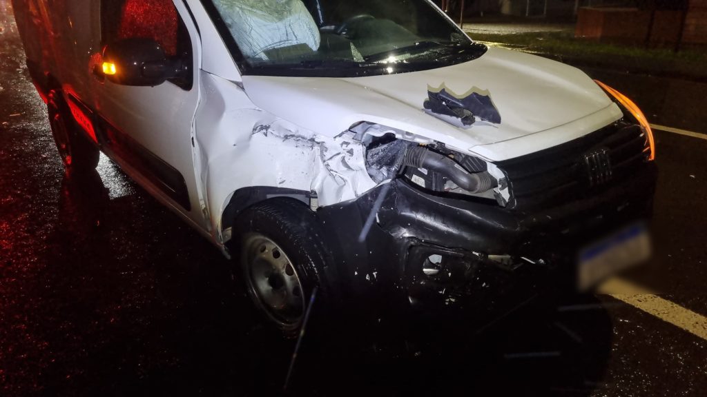 Acidente entre Fiorino e Cronos na Rua Minas Gerais deixa duas pessoas feridas