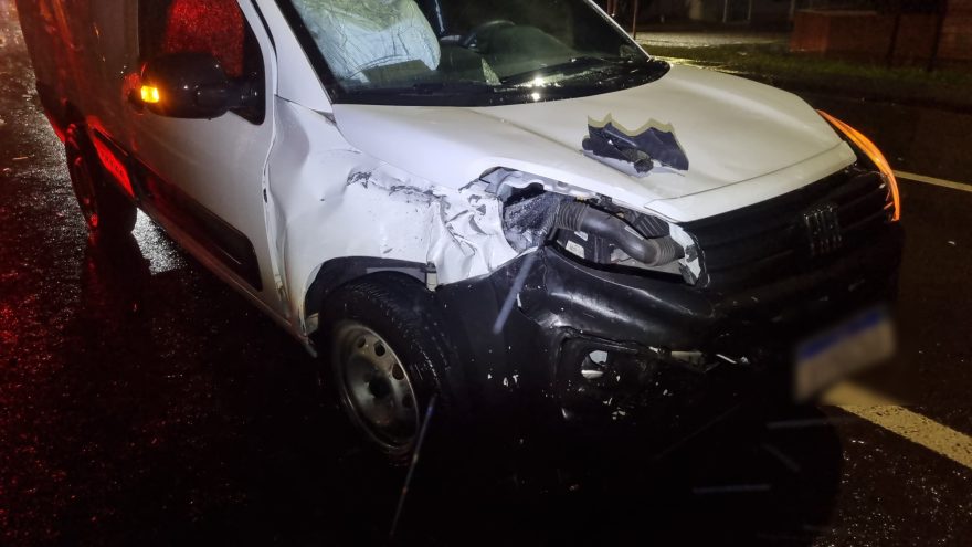 Acidente entre Fiorino e Cronos na Rua Minas Gerais deixa duas pessoas feridas