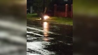 Morador registra corpo de homem pegando fogo antes da chegada do socorro