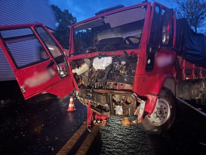 Colisão envolve três caminhões e automóvel na PR-182 Imagem referente a Colisão envolve três caminhões e automóvel na PR-182