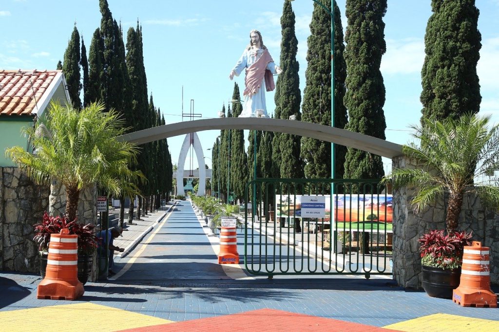 Prefeitura de Cascavel prevê gastar mais de 3 milhões em gavetas para sepultamentos Prefeitura de Cascavel prevê gastar mais de 3 milhões em gavetas para sepultamentos