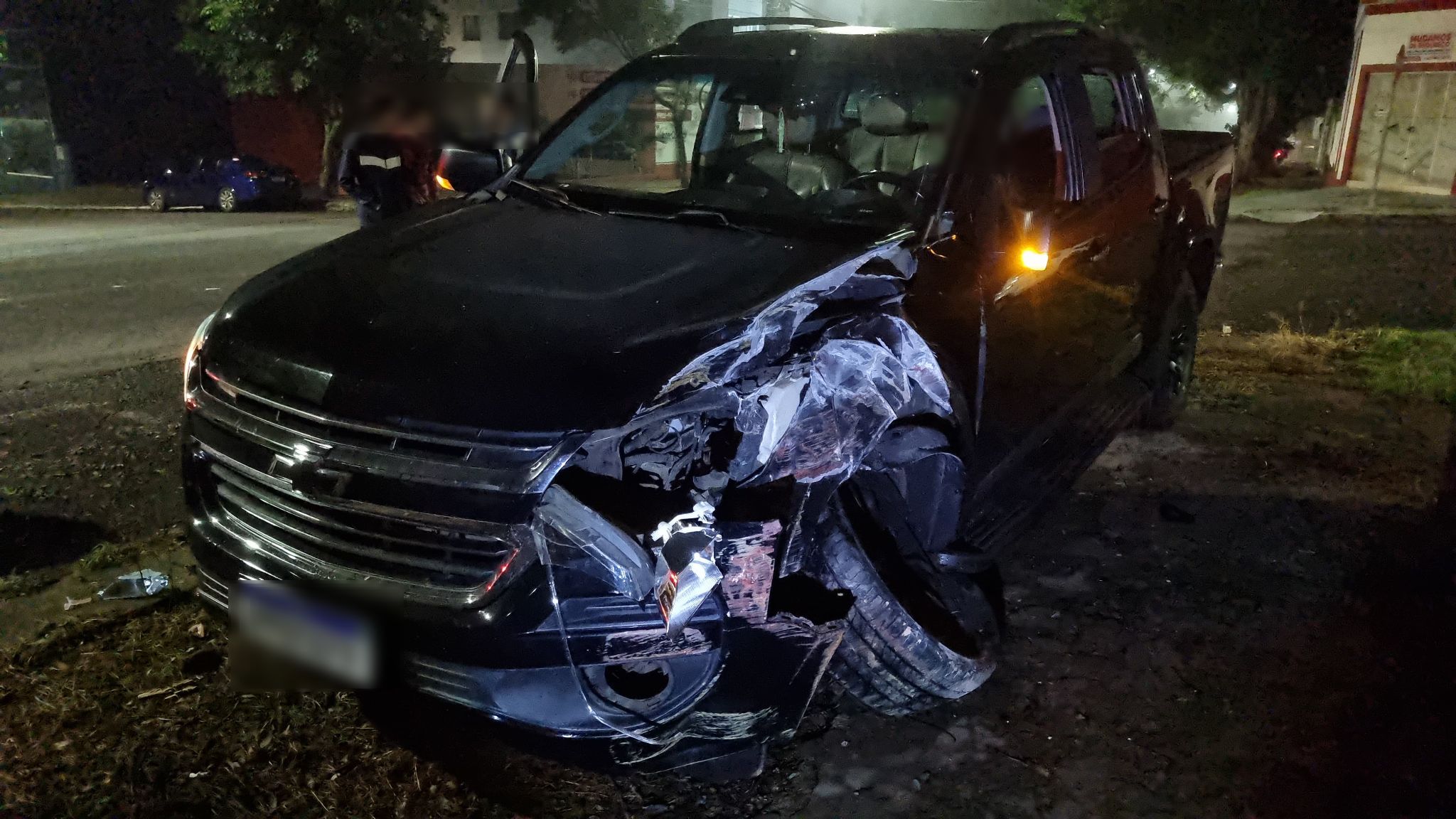 Condutor é atendido pelo Siate após colidir S-10 contra muro no Centro