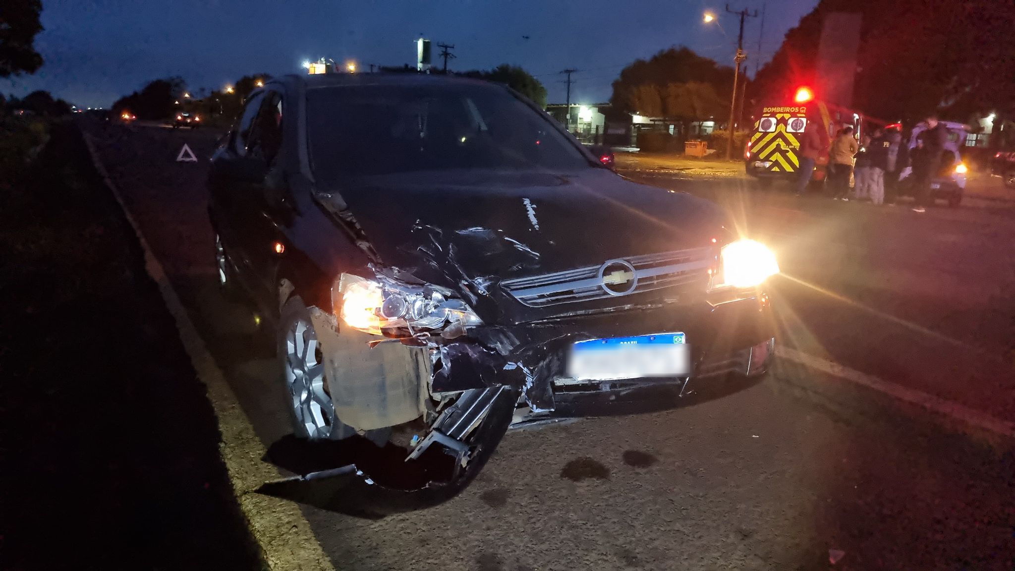 Colisão traseira entre Kwid e Astra mobiliza Siate na rodovia BR-369 em Cascavel