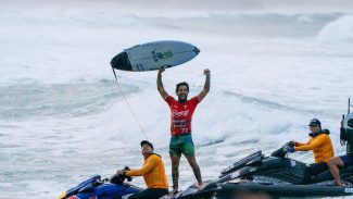 Surfe: Filipe Toleto conquista título da etapa de Gold Coast