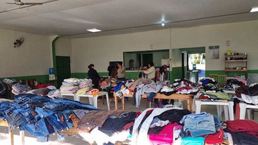 Bazar beneficente é realizado no bairro Cancelli para ajudar animais resgatados