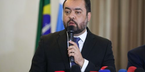 Cláudio Castro propõe acordo com Agência Antidrogas (DEA) dos EUA Imagem referente a Cláudio Castro propõe acordo com Agência Antidrogas (DEA) dos EUA