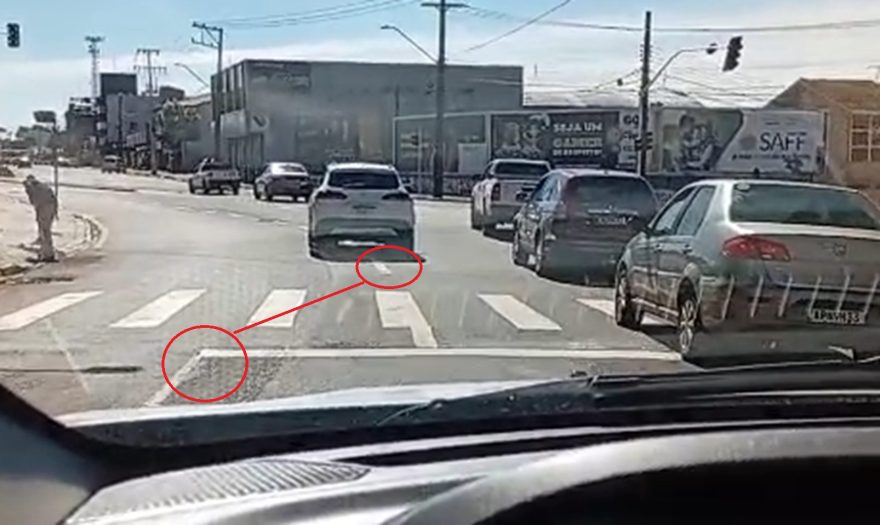Motorista denuncia perigo em faixas de acesso no cruzamento da Rio da Paz com Av. Carlos Gomes