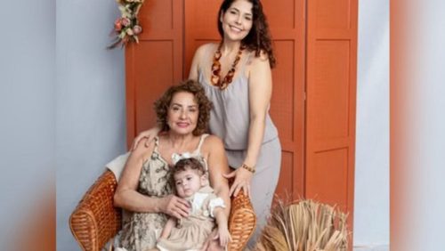 Mãe, filha, neta e quatro cachorros são encontrados mortos em apartamento Imagem referente a Mãe, filha, neta e quatro cachorros são encontrados mortos em apartamento