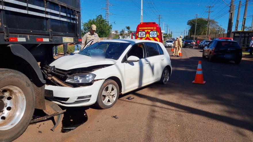 Motorista alérgico a abelhas colide com caminhão após perder consciência