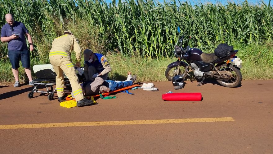 Moto cai em cima da perna de piloto em acidente no Cascavel Velho