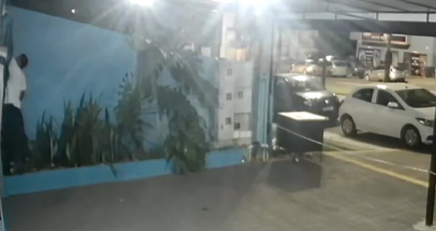 Indivíduo é flagrado urinando e mudando posição de câmera de segurança no Centro