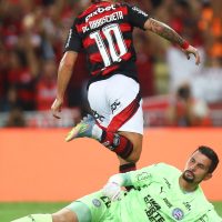 Imagem referente a Flamengo vence com gol de Arrascaeta e lidera o Brasileiro