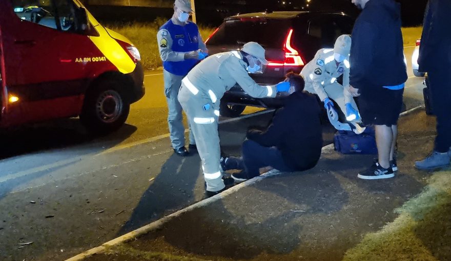 Acidente entre Volvo e moto deixa motociclista ferido