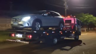 Mercedes supostamente usada em tentativa de homicídio é apreendida com marca de tiro no para-brisa e passará por perícia Mercedes supostamente usada em tentativa de homicídio é apreendida com marca de tiro no para-brisa e passará por perícia