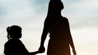 Mães solo enfrentam barreiras na garantia de direitos aos filhos