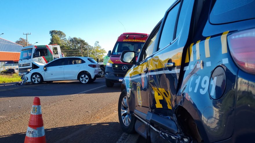 Colisão entre viatura da PRF e Chevrolet Onix deixa mulher ferida na BR-369, em Cascavel