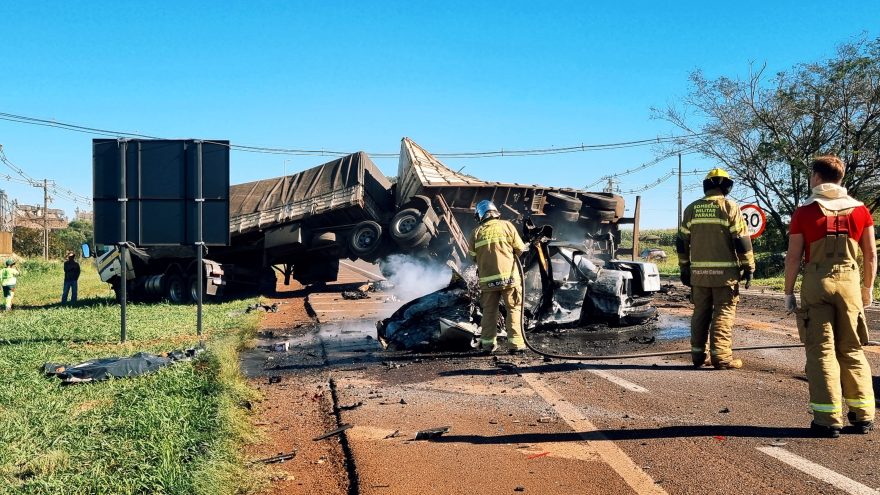 Homem morre após violenta colisão com carreta na BR-277, em Cascavel