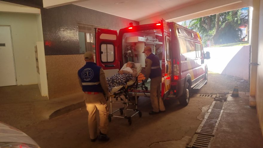 Idosa de 82 anos é socorrida pelo Siate após queda em residência no Guarujá